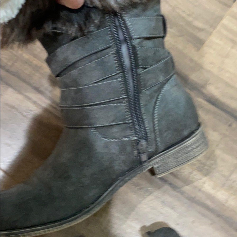 Shoes - Picture 4 of 10